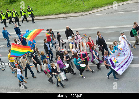 Varsavia, Polonia, 14 giugno 2014. Diverse centinaia di persone, per la maggior parte in rappresentanza del movimento LGBT, marciò attraverso la città capitale della Polonia per la parità dei diritti. Piuttosto noiosa manifestanti furono sopraffatti dalla polizia di scorta di forza. Di solito sono necessari dieci anni per mode e tendenze da Europa occidentale per guadagnare popolarità in Polonia. Credito: Henryk Kotowski/Alamy Live News Foto Stock