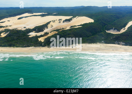 Vista aerea di Eli Creek e 75 miglia di spiaggia, l'Isola di Fraser, Queensland, QLD, Australia Foto Stock