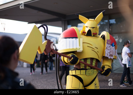 Un uomo vestito come Pikachu da Pokémon a Sydney Comic-Con 2014 a Sydney Olympic Park Foto Stock