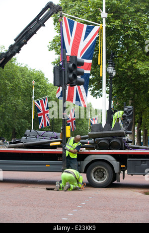 Operai sul Mall rimuovendo il traffico di segnali per Trooping il colore London Inghilterra England Foto Stock