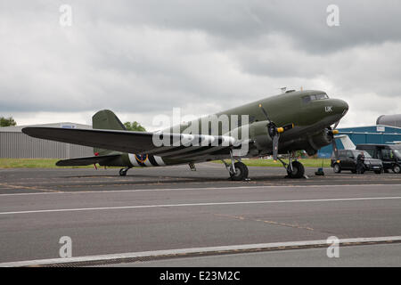 Biggin Hill, Regno Unito.14 Giugno, 2014. Un Dakota dipinto con strisce di invasione al Festival del volo in Biggin Hill Credito: Keith Larby/Alamy Live News Foto Stock