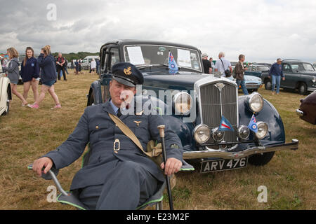 Biggin Hill, Regno Unito.14 Giugno, 2014. Un Re-Enactor con la sua auto presso il Festival del volo a Biggin Hill Credito: Keith Larby/Alamy Live News Foto Stock