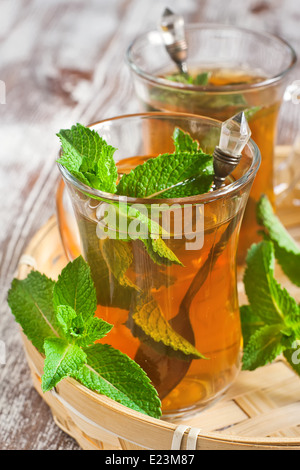 Tradizionale tè turco con menta fresca. Messa a fuoco selettiva. Foto Stock