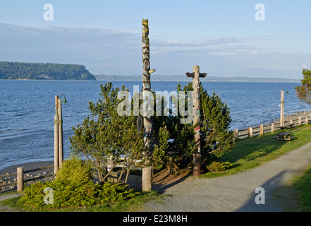 Le Prime Nazioni o Native American totem situato lungo l'acqua a Langley, nello Stato di Washington, sulla Whidbey Island. Foto Stock