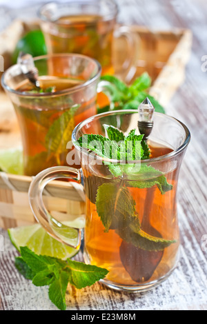 Tradizionale tè turco con menta fresca e calce. Messa a fuoco selettiva. Foto Stock