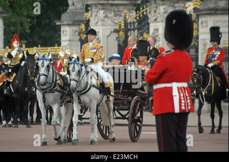 Londra, UK, 14 giugno 2014 Trooping i colori a Buckingham Palace per celebrare la Regina Elisabetta II il compleanno. Credito: JOHNNY ARMSTEAD/Alamy Live News Foto Stock