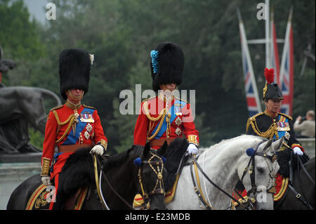 Londra, UK, 14 giugno 2014 Trooping i colori a Buckingham Palace per celebrare la Regina Elisabetta II il compleanno. Credito: JOHNNY ARMSTEAD/Alamy Live News Foto Stock