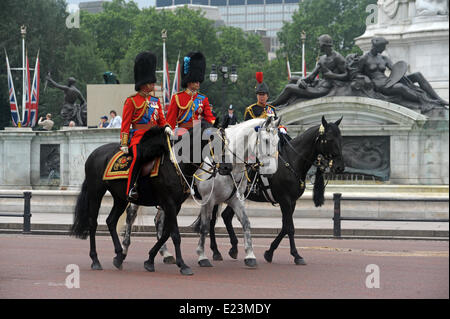 Londra, UK, 14 giugno 2014 Trooping i colori a Buckingham Palace per celebrare la Regina Elisabetta II il compleanno. Credito: JOHNNY ARMSTEAD/Alamy Live News Foto Stock