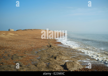 Effetti di erosione costiera, Bawdsey, Suffolk, Regno Unito. Foto Stock