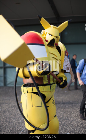 Un uomo vestito come Pikachu da Pokémon a Sydney Comic-Con 2014 a Sydney Olympic Park Foto Stock