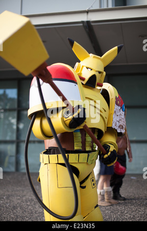 Un uomo vestito come Pikachu da Pokémon a Sydney Comic-Con 2014 a Sydney Olympic Park Foto Stock