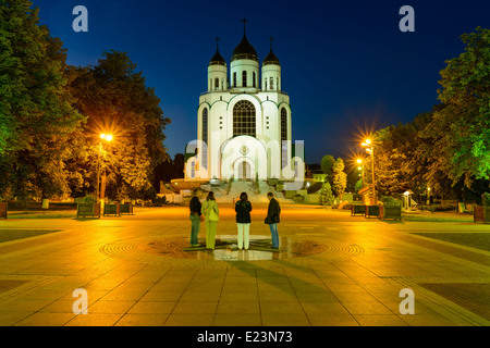 Vittoria (Pobedy) Square, la Cattedrale di Cristo Salvatore in illuminazione notturna Foto Stock