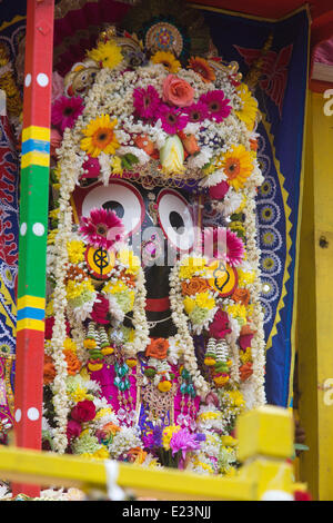 Londra, Regno Unito. Il 15 giugno 2014. Il London Rathayatra 2014 Festival inizia con una processione da Hyde Park Corner a Trafalgar Square. Rathayatra è un carro il festival che proviene da Jagannatha Puri sulla costa est dell India e risale a più di duemila anni. Il suo celebrato dai devoti di Hare Krishna. Credito: Nick Savage/Alamy Live News Foto Stock