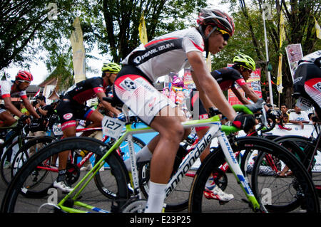 A ovest di Sumatra, Indonesia. Il 15 giugno, 2014. Competere per i ciclisti durante la tappa 9 della Tour de Singkarak 2014 da Padang Panjang di Solok City con una distanza di 120,5 km a ovest della provincia di Sumatra, Indonesia, 15 giugno 2014. Brenton Jones di Australia da Avanti Racing Team vince la tappa. Credit: Veri Sanovri/Xinhua/Alamy Live News Foto Stock