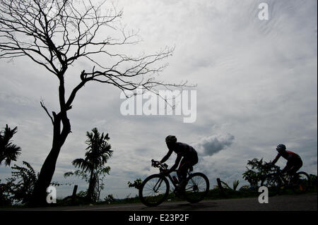 A ovest di Sumatra, Indonesia. Il 15 giugno, 2014. Competere per i ciclisti durante la tappa 9 della Tour de Singkarak 2014 da Padang Panjang di Solok City con una distanza di 120,5 km a ovest della provincia di Sumatra, Indonesia, 15 giugno 2014. Brenton Jones di Australia da Avanti Racing Team vince la tappa. Credit: Veri Sanovri/Xinhua/Alamy Live News Foto Stock