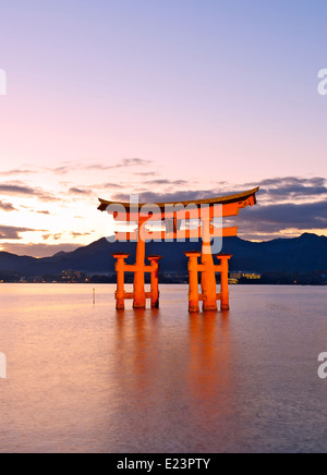 Torii Gate, viaggiare al Tempio di Itsukushima, l'isola di Miyajima, Sito Patrimonio Mondiale dell'UNESCO, nella Prefettura di Hiroshima, Giappone. Foto Stock