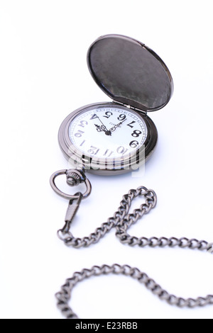 Orologio da tasca con la sua catena isolati su sfondo bianco Foto Stock