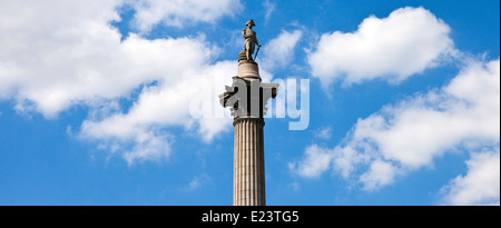 Una vista panoramica della Colonna di Nelson, tra le nuvole a Londra. Foto Stock