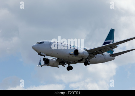 Westjet Boeing 737 atterraggio all'Aeroporto Pearson di Toronto in Canada Foto Stock