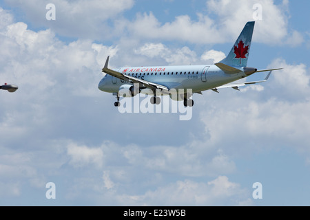 Westjet Boeing 737 atterraggio all'Aeroporto Pearson di Toronto in Canada Foto Stock