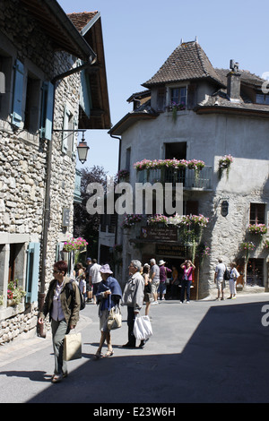 Città medievale di Yvoire vicino lago Leman, Haute Savoie, Rhone Alpes, Francia. Foto Stock