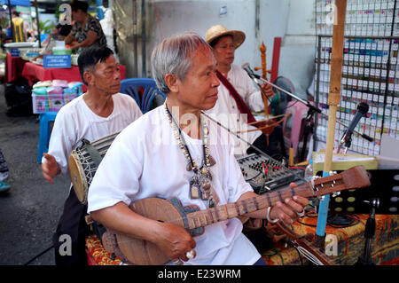 Giugno 15, 2014 - Chiang Mai, Thailandia - musicisti di strada per le strade di Chiang Mai, Thailandia (credito Immagine: © Rohan Radheya/ZUMAPRESS.com) Foto Stock