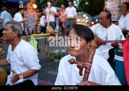 Giugno 15, 2014 - Chiang Mai, Thailandia - musicisti di strada per le strade di Chiang Mai, Thailandia (credito Immagine: © Rohan Radheya/ZUMAPRESS.com) Foto Stock