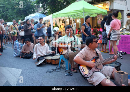 Giugno 15, 2014 - Chiang Mai, Thailandia - musicisti di strada per le strade di Chiang Mai, Thailandia (credito Immagine: © Rohan Radheya/ZUMAPRESS.com) Foto Stock