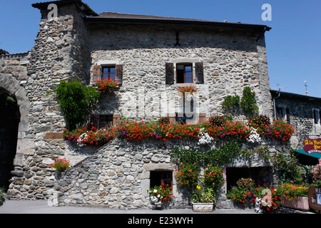 Città medievale di Yvoire vicino lago Leman, Haute Savoie, Rhone Alpes, Francia. Foto Stock