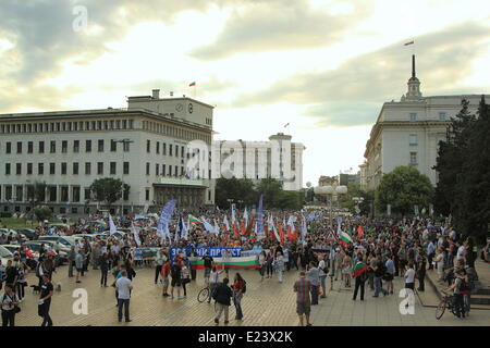 Giugno 14, 2014 - circa 7 mila persone si sono riunite nel palazzo del Consiglio dei ministri e sono andato alla Assemblea Nazionale Square, al di fuori del Parlamento, a Sofia, Bulgaria, il 14 giugno 2014. Nel giugno 2013 l'elezione di Delyan Peevski come presidente della agenzia di stato ''La sicurezza nazionale'', sciolto e la rabbia di persone sono scese in piazza per chiedere le dimissioni del governo. Da allora, ogni giorno, le dimostrazioni sono detenute in Bulgaria, principalmente nella capitale Sofia, contro la sinistra della coalizione di armadio Oresharski (tra bulgaro Partito Socialista coalition (BSP) e il movimento per i diritti dei cittadini Foto Stock