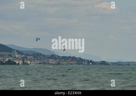 Neuchatel, Svizzera. Il 15 giugno, 2014. Una coppia di kitesurfisti godetevi il instabile, acque color smeraldo del lago di Neuchâtel. Dopo una settimana di estate-come calore, i forti venti sono un gradito cambiamento in riva al lago per gli amanti dello sport. Credito: Ted Byrne/Alamy Live News Foto Stock