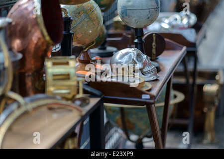 Parigi fleamarket, Les Puces de Saint-Ouen, mostrando diversi oggetti, un metallo teschio umano Foto Stock