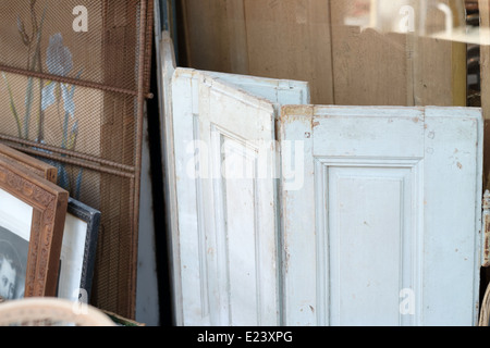 Parigi fleamarket, Les Puces de Saint-Ouen, mostrando vecchi pannelli in legno Foto Stock