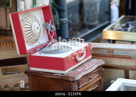 Parigi fleamarket, Les Puces de Saint-Ouen, mostrando e old red record giocatore Foto Stock