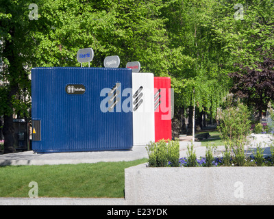 Arte pubblica e convenienza in uno, l'installazione Liberté dall artista norvegese Lars Ramberg dal Parlamento in Oslo Norvegia Foto Stock