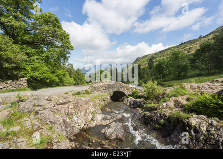 Ponte Ashness, il tradizionale stalattite-ponte costruito in Borrowdale sopra Derwentwater Foto Stock