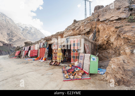 I negozi sulla via di una vendita di coperte e altri souvenir in Alto Atlante, Marocco Foto Stock