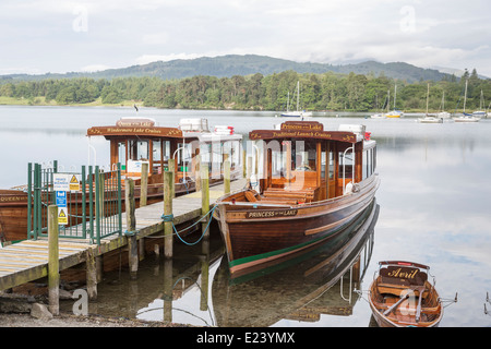 In legno tradizionali barche di crociera "Princess del Lago" e "Regina del Lago" ormeggiato a Waterhead, Ambleside Foto Stock