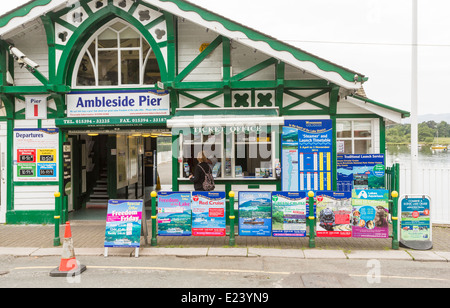 Ambleside Pier biglietteria, Waterhead, con poster colorati pubblicità crociere sul lago di Windermere e attività di vacanza Foto Stock