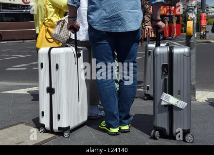 Berlino, Germania. Il 6 giugno, 2014. Persone con valige a Alexanderplatz di Berlino, Germania, 06 giugno 2014. Foto: Jens Kalaene/dpa/Alamy Live News Foto Stock