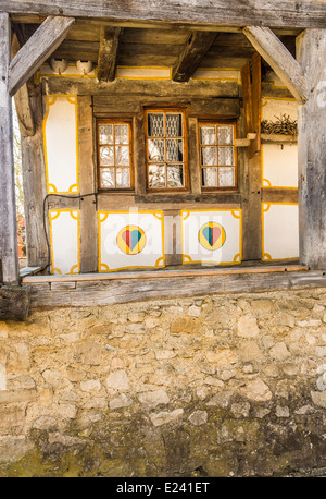 Storico a struttura mista in legno e muratura facciata decorata con ornamenti colorati e cuori all'Écomusée d'Alsace, ungersheim, Alsazia Foto Stock