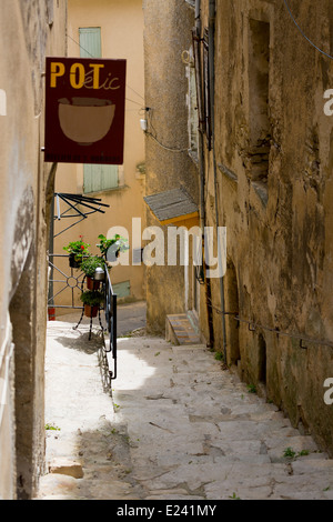 Strada tipica vista in Bonnieux, Provenza, Francia Foto Stock