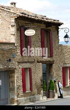 Tipica facciata nel borgo medievale di Bonnieux, Provenza, Francia Foto Stock