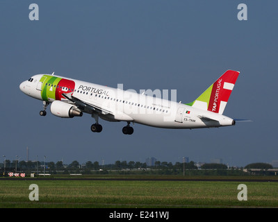 CS-TNM, un Airbus A320 di TAP Air Portugal, si trova all'aeroporto di Schiphol (AMS - EHAM) nei Paesi Bassi. Questo aereo fa parte della flotta TAP per i voli europei e internazionali. Foto Stock