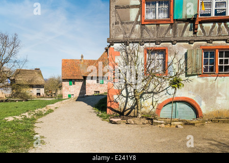 Metà storico-case con travi di legno all'Écomusée d'Alsace, ungersheim, Alsazia, Francia Foto Stock