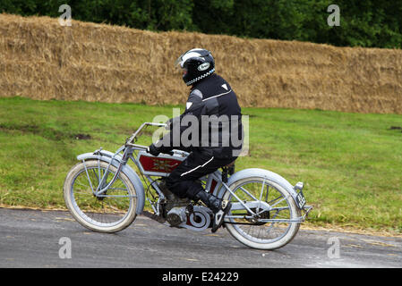 Cholmondeley, Cheshire, Regno Unito 15 Giugno 2014. Ecelsior motociclo a Cholmondeley Pageant di potenza. L'azione è a 1.2-miglio via entro il parco di Cholmondeley Castle dove oltre 120 veicoli e biciclette a competere, spanning sette decenni di Motorsports. Il fine settimana è una delle più grandi feste di potenza e velocità nel paese. Foto Stock