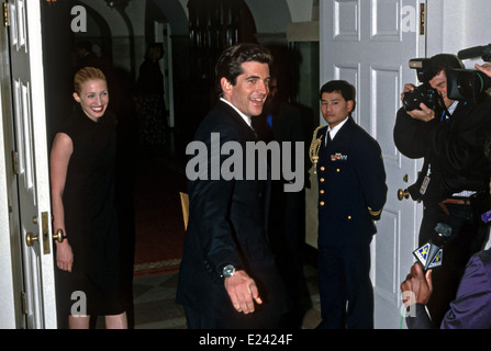 John Kennedy Jr e la moglie Carolyn Bessette-Kennedy arrivare per la cena di Stato per il primo ministro britannico Tony Blair, 5 febbraio 1998 presso la Casa Bianca di Washington, DC. Foto Stock