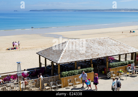 Un bar sulla spiaggia a Carbis Bay vicino a st.Ives in Cornovaglia, Regno Unito Foto Stock