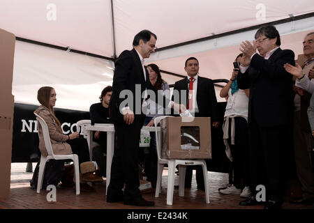 (140615) -- Bogotà, 15 giugno 2014 (Xinhua) -- candidata colombiana del Centro democratico partito, Oscar Ivan Zuluaga (L anteriore), getta il suo voto a Bogotà, Colombia, il 15 giugno 2014. Alcuni 32,9 milioni di colombiani andare alle urne domenica durante il run-off elezione presidenziale tra il candidato e il presidente Juan Manuel Santos e Oscar Ivan Zuluaga. (Xinhua/Luisa Gonzalez/COLPRENSA) (FNC) ***CREDITO*** ***nessun archivio-NESSUNA VENDITA*** ***per solo uso editoriale*** Foto Stock