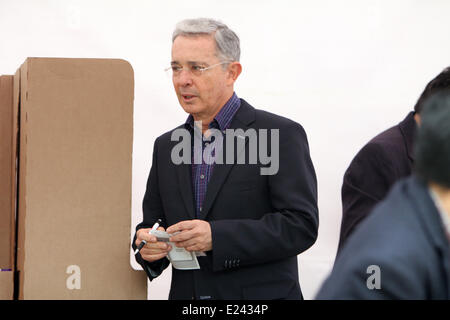 (140615) -- Bogotà, 15 giugno 2014 (Xinhua) -- ex presidente colombiano Alvaro Uribe, getta il suo voto presso il Capitol nazionale a Bogotà, Colombia, il 15 giugno 2014. Alcuni 32,9 milioni di colombiani andare alle urne domenica durante il run-off elezione presidenziale tra il presidente e il candidato Juan Manuel Santos e Oscar Ivan Zuluaga. (Xinhua/Tedesco Enciso/COLPRENSA) (FNC) ***OBBLIGATORIO CVREDIT*** ***nessun archivio-NESSUNA VENDITA*** ***per solo uso editoriale*** Foto Stock